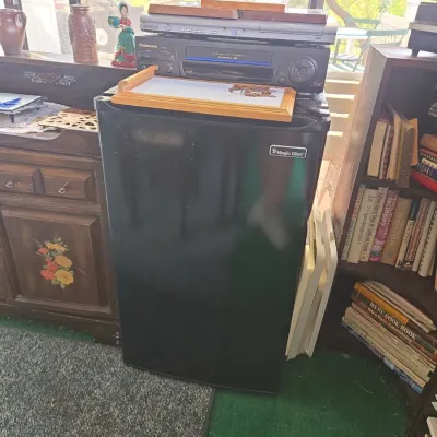 Sale Photo Thumbnail #810: Magic chef compact refrigerator