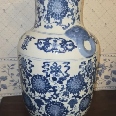 Sale Photo Thumbnail #839: Blue and white porcelain decorative vase