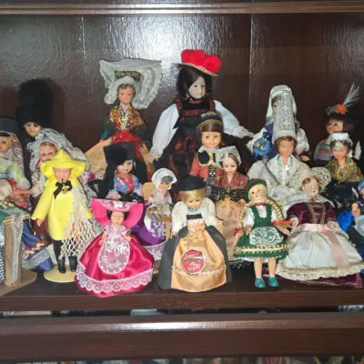 Sale Photo Thumbnail #847: Collection of vintage international souvenir dolls b