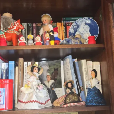 Sale Photo Thumbnail #851: Collection of vintage souvenir dolls dala horse and mors dag plate