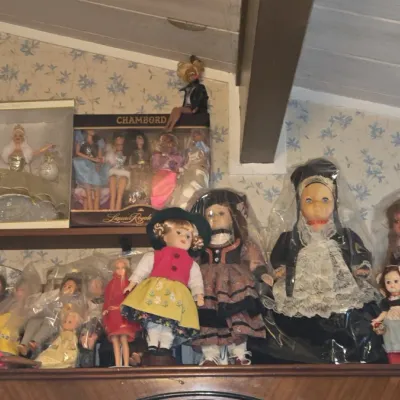 Sale Photo Thumbnail #888: Assorted vintage and collectible doll collection