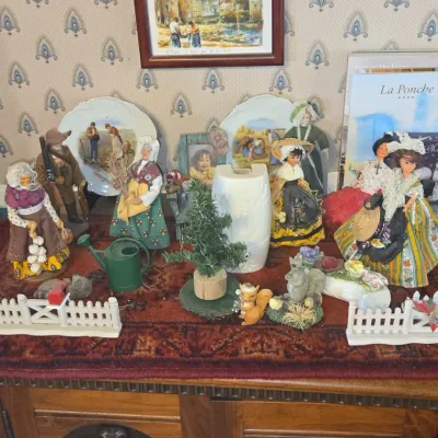 Sale Photo Thumbnail #940: Collection of french santons de provence and folk dolls