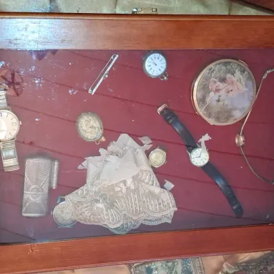 Sale Photo Thumbnail #970: Vintage timepiece and accessory collection