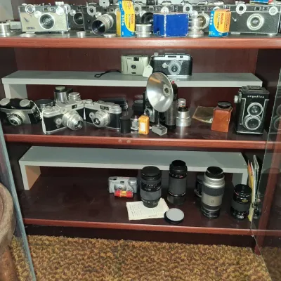 Sale Photo Thumbnail #1034: Vintage camera collection assorted