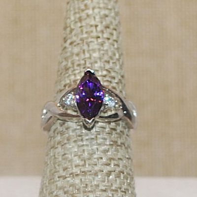 Size 7½ Large MARQUISE PURPLE STONE RING with Side Accent Stones on a Twisted Silver Tone Band (4.8g)