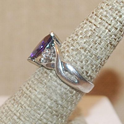 Size 7½ Large MARQUISE PURPLE STONE RING with Side Accent Stones on a Twisted Silver Tone Band (4.8g)
