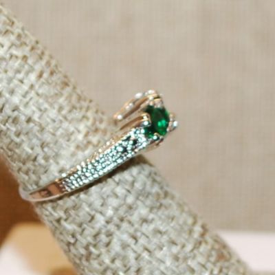 Size 6¼ Row of 3 Round Deep Green Stones Ring with a "Flat" Silver Tone Band (3.7g)