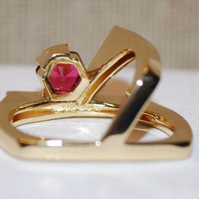 Size 10½ Contemporary Styled Unique Ring with Red Stone & Clear Stone Accent Lines on a Gold Tone Band (9.6g)