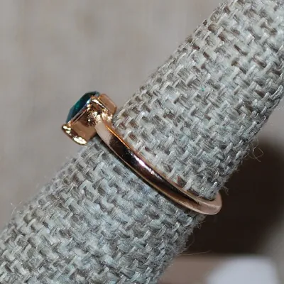 Size 6¼ Single "TEARDROP GREEN STONE" 3-Prong RING with Gold Tone Band (1.8g)