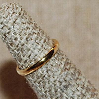 Size 4 Delicate Gold Colored No Stones Ring on a Gold Tone Band (1.0g)