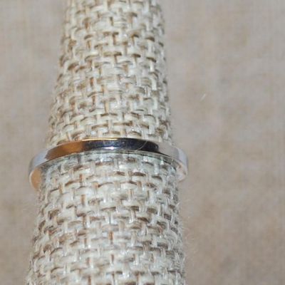 Size 6 Small Round Iridescent Stone Ring with a Circle of Accent Stones on a Silver Tone Band (1.9g)