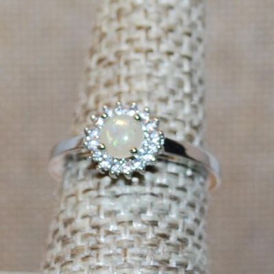 Size 6 Small Round Iridescent Stone Ring with a Circle of Accent Stones on a Silver Tone Band (1.9g)
