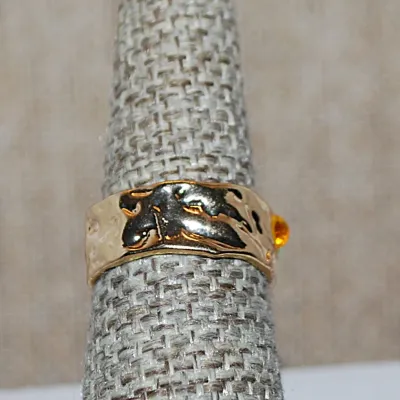 Size 7 Champagne Colored Square Main Stone RING with Multicolor Side Stone Accents on a Gold Tone Band (4.6g)