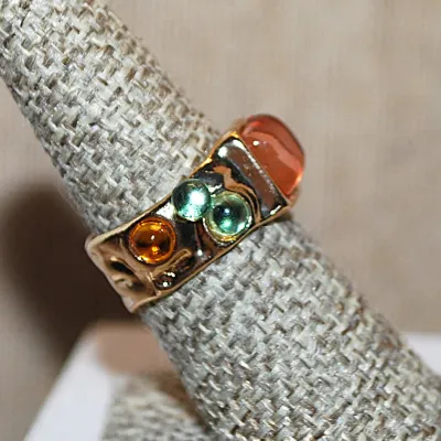 Size 7 Champagne Colored Square Main Stone RING with Multicolor Side Stone Accents on a Gold Tone Band (4.6g)