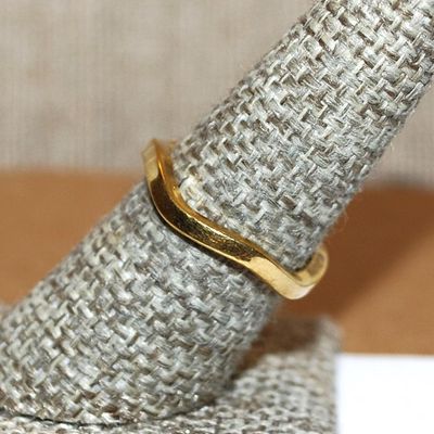 Size 8 Marked "MONET" Gold Tone Infinity "WAVE" RING (2.6g)