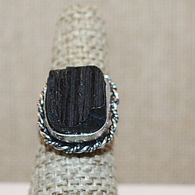 Size 6½ Marked .925 Square Shaped BLACK TITANIUM Gemstone Ring with "Swirled Rope Surround" on a Silver-Plated Band (6.8g)