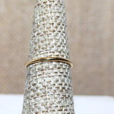 Size 7½ Delicate Round BLUE Stone Ring & 2 Opaque White Side Stones on a Gold Tone Band (1.0g)