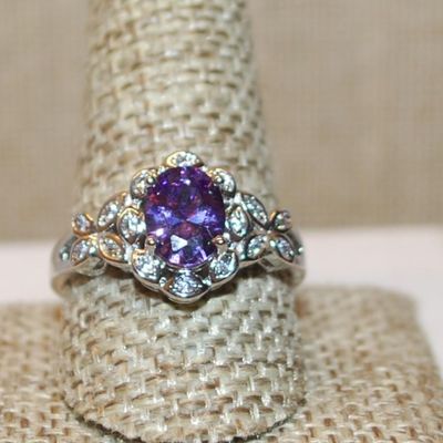 Size 11 Purple Oval Translucent Stone Ring with Side "Butterfly" Accent Stones on a Silver Tone Band (4.3g)