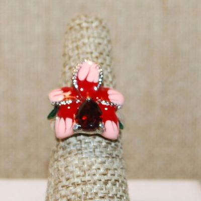 Size 6 Pink & Red Enamel Style Ring with Red Pear Main Stone on a Silver Tone Band (5.3g)