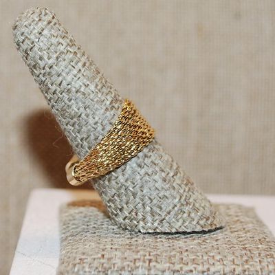 Size 7½ Multi-Rows of Ascending Gold Colored Links on a Gold Tone Band (3.6g)