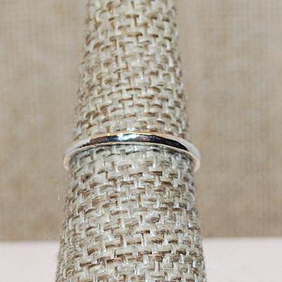Size 6½ Delicate Small Round Emerald Colored Stone Ring on a Silver Tone Band (1.5g)