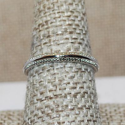 Size 8 "BOWTIE" Style Ring with Triple Clear Stone Sides and Dimpled Silver Tone Band (3.2g)