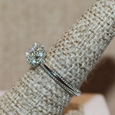 Size 8 "BOWTIE" Style Ring with Triple Clear Stone Sides and Dimpled Silver Tone Band (3.2g)