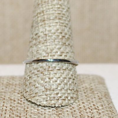 Size 10 ¾ Hi-Rise Single Clear 6 Prong Round Stone with 4 Round Side Accents on a Silver Tone Band (2.4g)