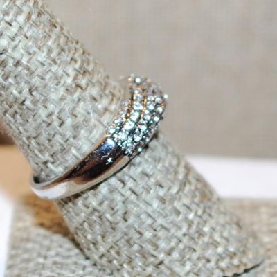 Size 5 Curved Setting Ring with "Waves" of Small Accent Stones on a Silver Tone Band (3.3g)