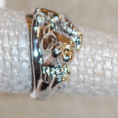 Size 5 "Cat with Arm Up" Styled Ring on a Silver Tone Band (5.4g)
