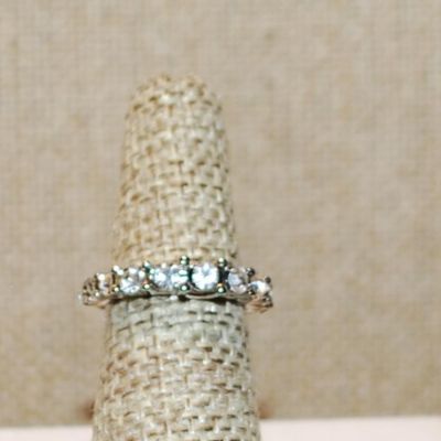 Size 5¼ Row of 11 Clear Stones Ring on a Silver Tone Band (2.8g)