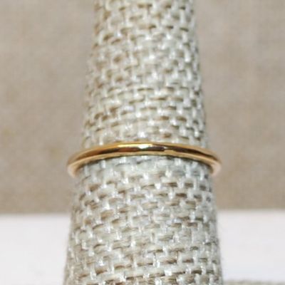 Size 6½ Small Horizontal Clear Oval Stone Ring with 2 Side Accents on a Gold Tone Band (1.4g)
