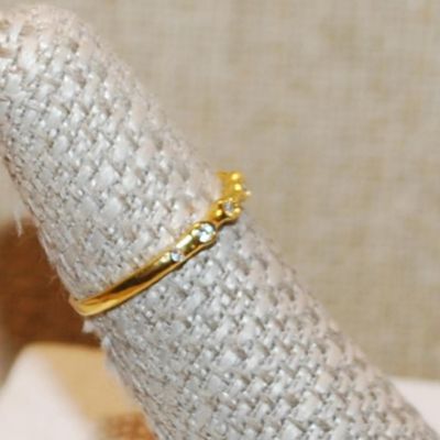 Size 6½ Round Clear Stones 8 in a Row Ring on a Gold Tone Band (1.2g)