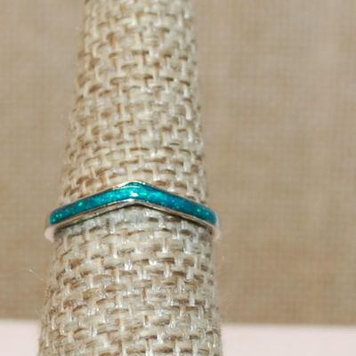 Size 6½ Delicate Aquamarine Enamel "V" Slant Ring on a Silver Tone Band (1.1g)