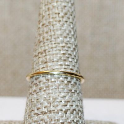 Size 7 Small "Starburst" Style Ring with Accents & Gold Tone Band (1.6g)