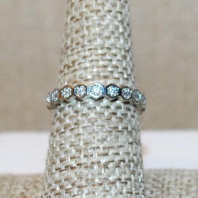 Size 7 Infinity Style Ring with Clear Stones Set in Hexagon Segments on a Silver Tone Band (2.2g)