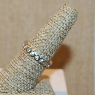 Size 7 Infinity Style Ring with Clear Stones Set in Hexagon Segments on a Silver Tone Band (2.2g)