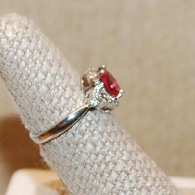 Size 7 Cranberry Colored Oval Main Stone with Clear Stones Surround on a Silver Tone Band (3.3g)