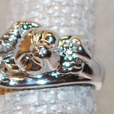 Size 7 "Cat with Arm Up" Styled Ring on a Silver Tone Band (5.7g)