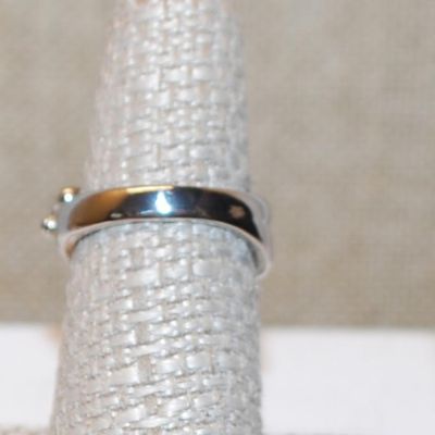 Size 7 "Cat with Arm Up" Styled Ring on a Silver Tone Band (5.7g)