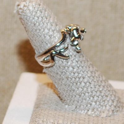 Size 7 "Cat with Arm Up" Styled Ring on a Silver Tone Band (5.7g)