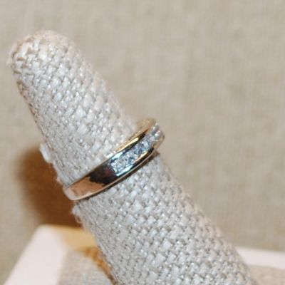 Size 7 Engagement/Wedding Style Ring with Azure Cut Main Stone & Stone Side Accents on a Silver Tone Band (4.4g)