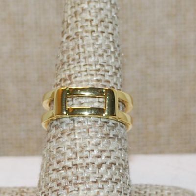 Size 7 Open Style Setting Ring with Top & Bottom Clear Stones Accent Rows on a Gold Tone Band (5.0g)