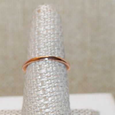 Size 7 Rose Gold 4 Prong Round Clear Main Stone Ring with 8 Accent Stone on Each Side on a Rose Gold Band (2.0g)