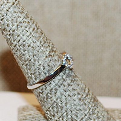 Size 7 Horizontal "Figure 8" Style Ring with Brilliant Tiny Stones on a Silver Tone Band (1.4g)