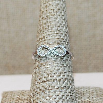Size 7 Horizontal "Figure 8" Style Ring with Brilliant Tiny Stones on a Silver Tone Band (1.4g)