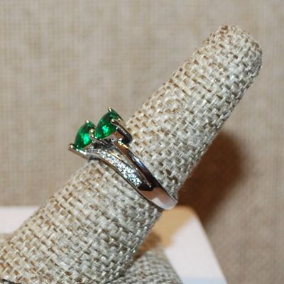 Size 7¼ Connected Green HEARTS Ring with Clear Stone Accents on a Silver Band (3.2g)
