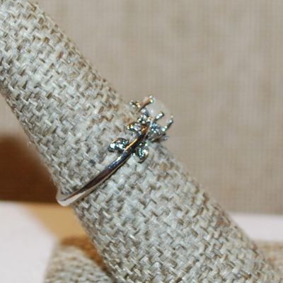 Size 7¼ Iridescent Pearl Style Ring with "Leaves" Side Accents on a Silver Tong Setting (1.6g)