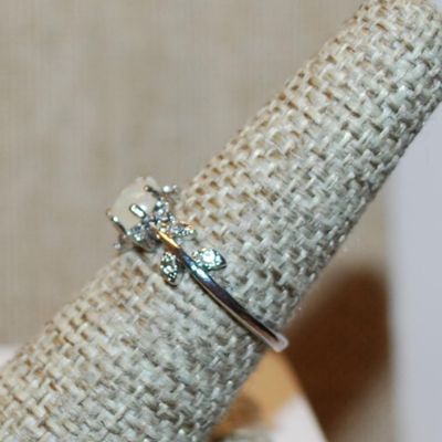 Size 7¼ Iridescent Pearl Style Ring with "Leaves" Side Accents on a Silver Tong Setting (1.6g)