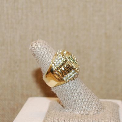 Size 7¼ Large Solid Brilliant Party Style Ring with Lots of Glitter on a Gold Tone Band (17.1g)